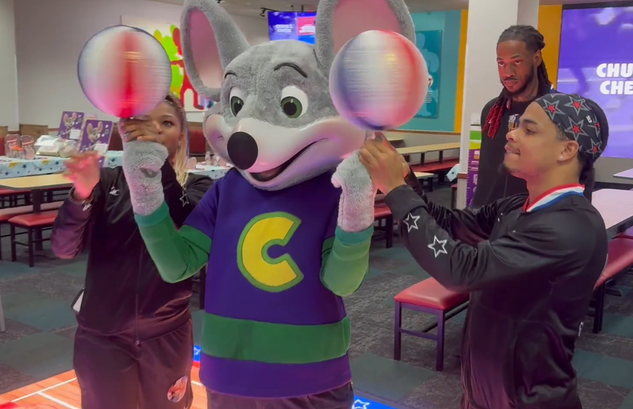 chuck e. cheese spinning basketballs with help of the Harlem Globetrotters